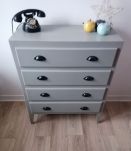 Commode vintage relookée avec poignées coquilles noir mat 