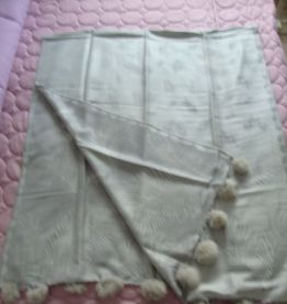 Etole ou écharpe en tissu damassé, ponpons poil de lapins.