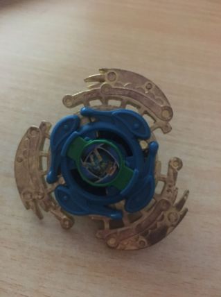 Rare et véritable toupie Beyblade dorée