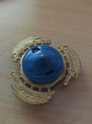 Rare et véritable toupie Beyblade dorée