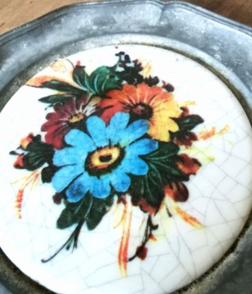 Petite assiette décorative en étain et faïence 