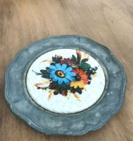 Petite assiette décorative en étain et faïence 