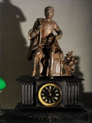 Horloge de cheminée ancienne XIXe siècle en marbre et statue