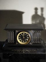Horloge de cheminée ancienne XIXe siècle en marbre et statue
