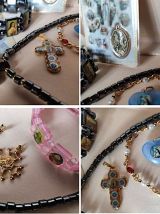Boîte Vintage contenant médailles, croix, collier et bracele