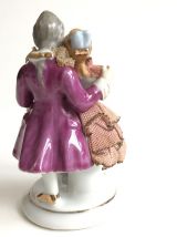 figurine porcelaine et tissu