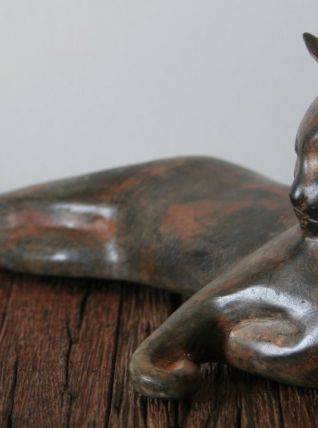 Chat allongé en bronze par Pierre Chenet