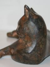 Chat allongé en bronze par Pierre Chenet
