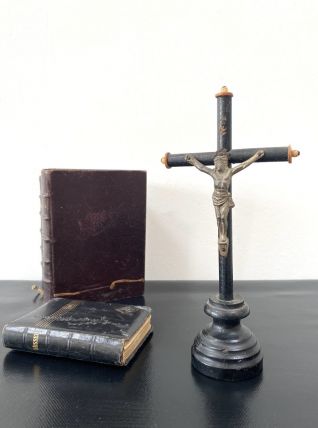 Crucifix ancien en bois noir 