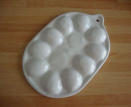 Plat à oeufs vintage en céramique blanche et rose