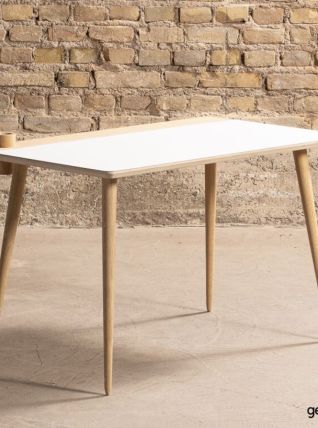 Bureau d'enfant en chêne équipé d'un porte crayon