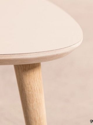 Table basse format goutte avec un plateau rose pâle (60x50cm