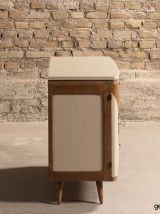 Commode équipée de 3 tiroirs et 2 portes, restaurée en brun