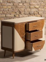 Commode équipée de 3 tiroirs et 2 portes, restaurée en brun