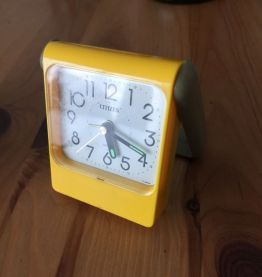 Réveil de voyage Citizen jaune année 70