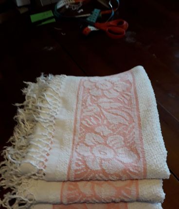 Serviettes toilette anciennes, franges et nid d'abeilles