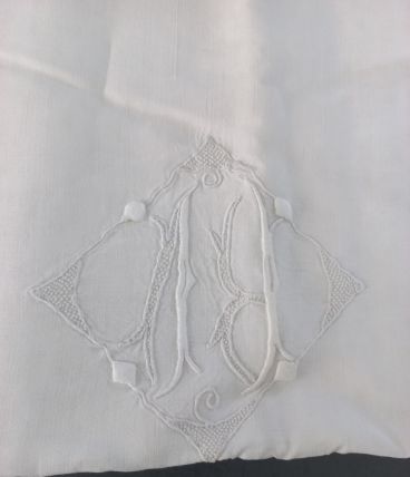 4 draps plats anciens. 1 brodé et 3 festonnés.  Pour lit 2 p