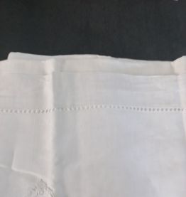 4 draps plats anciens. 1 brodé et 3 festonnés.  Pour lit 2 p