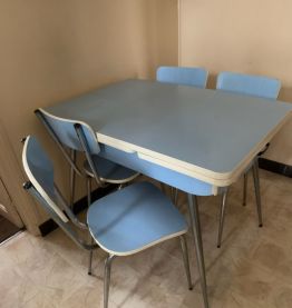 Table cuisine vintage bleu avec 2 rallonges et 4 chaises Ble
