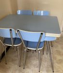 Table cuisine vintage bleu avec 2 rallonges et 4 chaises Ble