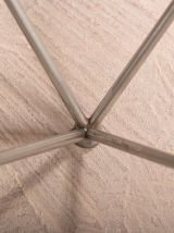 Table basse avec un piétement en métal et un plateau en verr