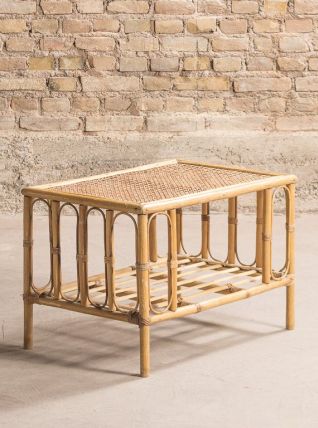 Table basse en bambou avec un plateau en cannage