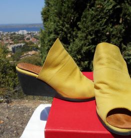 ARCHE CHAUSSURES MULES T 35,5 -36 QUASI NEUF JAUNE CUIR DAIM