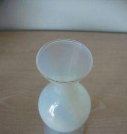 Vase soliflore en opaline blanche  opalescente