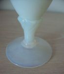 Vase soliflore en opaline blanche  opalescente
