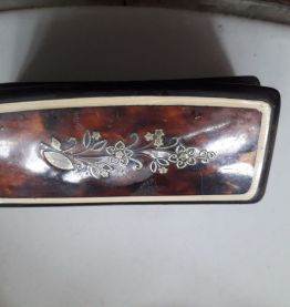 Tabatière ancienne en corne avec un décor floral