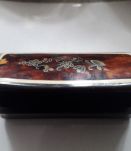 Tabatière ancienne en corne avec un décor floral