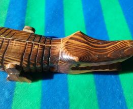 crocodile en bois articulé  par lanière 