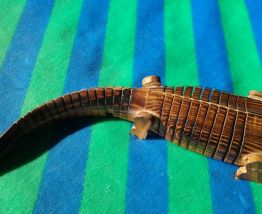 crocodile en bois articulé  par lanière 