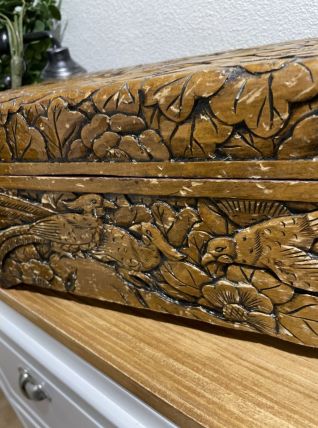 Coffre en bois sculpté 