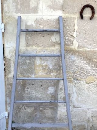 Ancienne échelle de ferme en bois patiné