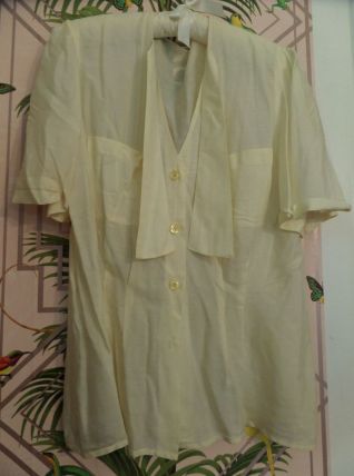 chemisier blouse soie beige manche courte et col lavallière