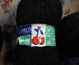 8 PELOTES DE LAINE PINGOUIN NOIR VINTAGE 