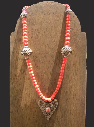 Vintage collier corail avec Fibules bijoux berbère en argent