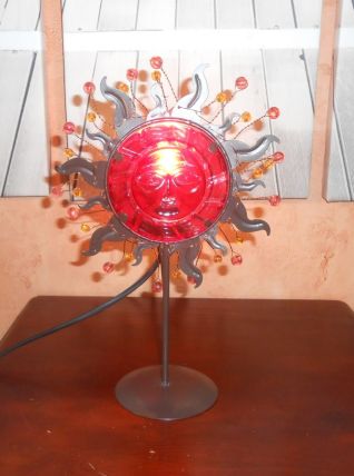 Jolie lampe d'ambiance Soleil en verre coloré rouge