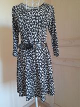Robe noire et blanche 