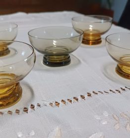 5 coupelles  anciennes verre fumé (légères ébréchures sur 2)