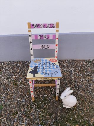 Chaise vintage en bois Alice in Wonderland
