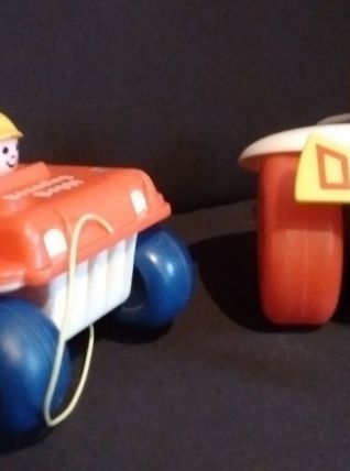 Deux jouets à tirer "Fisher Price"