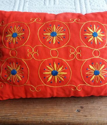 Coussin brodé à la main vintage