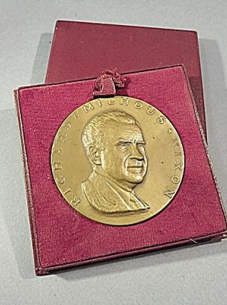 MEDAILLE EN BRONZE RICHARD NIXON 1969