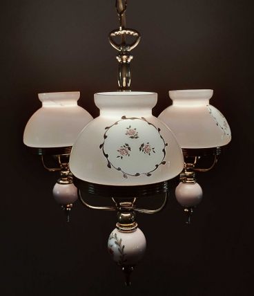 Suspension laiton trois feux opaline rose motif de fleurs