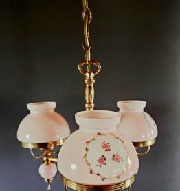 Suspension laiton trois feux opaline rose motif de fleurs