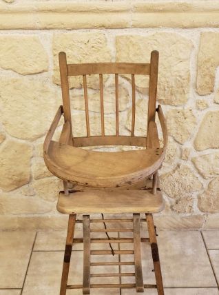 Ancienne chaise haute en bois à restaurer