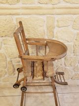 Ancienne chaise haute en bois à restaurer