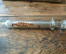 Seringues,pistons verre dans boîte inox